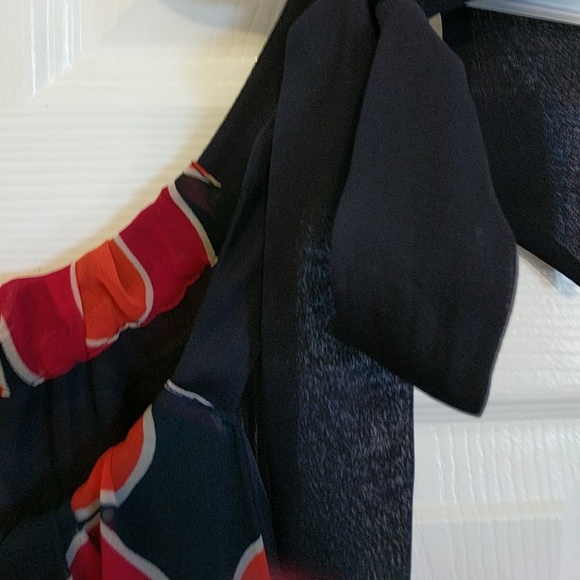 Cute patterned top. - Picture 3 of 8